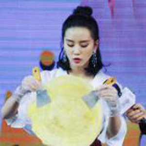 你看刘诗诗直播摊煎饼 我却想说这高腰裙显瘦又好搭