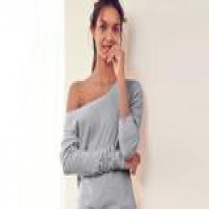 穿着紧身毛衣暴露了小粗胳膊 瘦手臂大招来咯