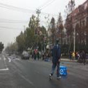 上海一外卖哥骑电瓶车与机动车发生碰撞，不幸身亡