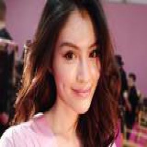 心疼何穗 过度磨皮后大酒窝都不见了