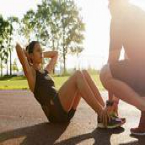 仰卧起坐切勿两手抱紧后颈