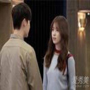 范冰冰化身“超级马里奥” 红色针织活力复古