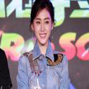 张天爱穿卡通刺绣变少女 原来刺绣才是减龄利器