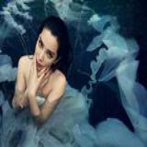 43岁李冰冰“永久保鲜” 海滩热吻小鲜肉