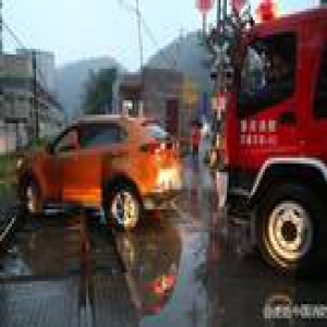 SUV跟导航走被困铁轨 竟然在这时火车就要来了...