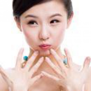 双手干燥到护手霜也没救 不妨用化妆水做个手膜