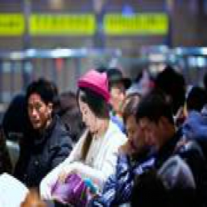 春运滞客超五千启动地铁延时 接送站不限制网约车