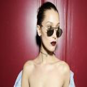 维秘为什么会选她？她用“臭脸”踏平时尚圈