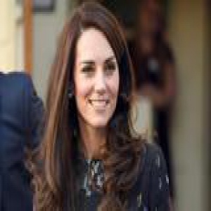 凯特王妃教你手拿包搭配 双手握着更优雅