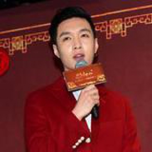 张艺兴变身红衣伯爵 这才是“春节红”的时髦穿法