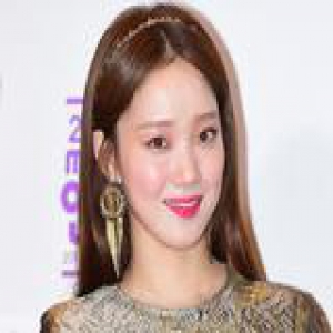 Get李圣经秀智“油光红唇” 新年就靠它撑场面