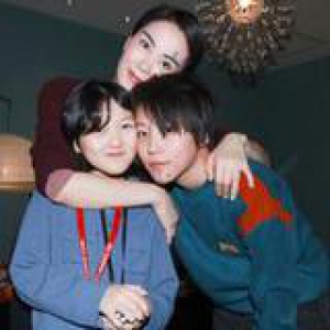 王菲女儿李嫣重出江湖 时尚圈凑齐“三姐妹”