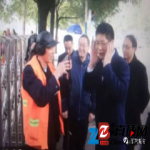 湖南邵阳市长跟环卫工套近乎：发红包替戴耳套