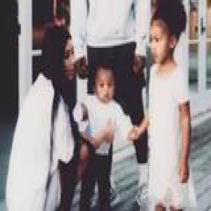 金卡戴珊大变样温馨回归社交媒体