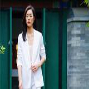 刘雯显腿长又时髦的烟管裤 拯救上班综合症