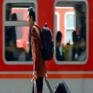 北京火车站10天捡到38万现金 32万都丢在安检处