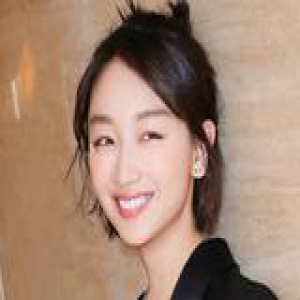 get周冬雨暖萌月牙笑 过年见长辈红包收不停