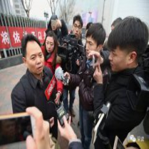 天津涉枪大妈改判缓刑三年 另四名羁押摊贩取保