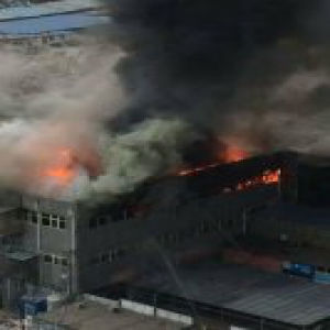 北京朝阳区一便民市场起火 现场弥漫滚滚黑烟