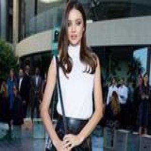 米兰达热恋变少女 巧妙换装挥别岁月痕迹