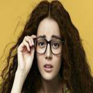 迪丽热巴戴黑框土炸天 眼镜妹怎么妆才时髦