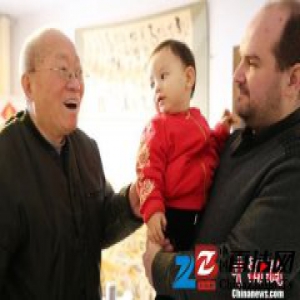 法国小伙陪中国媳妇儿回娘家过年 用河南话拜年