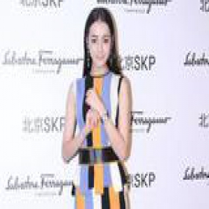 迪丽热巴扮丑不太行 但时尚品味不得不服