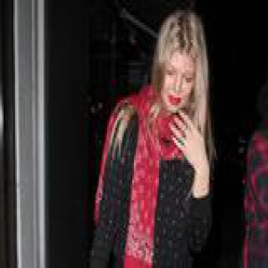 穿红装别怕俗 用这些时髦的红配饰解救你