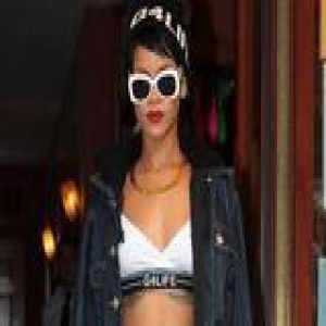 春节串门必备 蕾哈娜教你运动鞋怎么穿出潮味