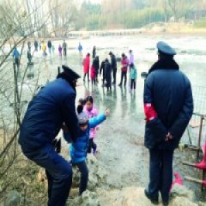 北京滑冰季缩水 市民偷上冰面保安忙劝退(图)