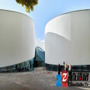 再来看一个法国图书馆，这里自由到可以野餐