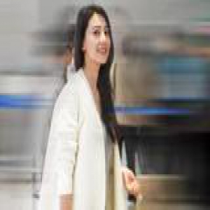 学高圆圆穿长款大衣 这个春节秒变文艺女神范儿