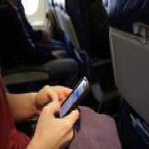 首都机场发生3起非法使用手机拒不关机案，涉案者被拘