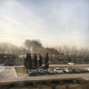 三星SDI天津工厂发生火灾 现场浓烟滚滚(图)