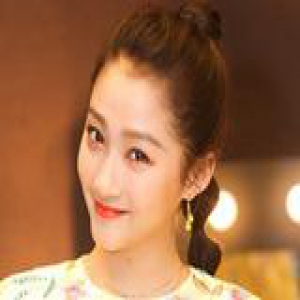 摘掉南北朝发髻 关晓彤靠红唇马尾轻松美回来