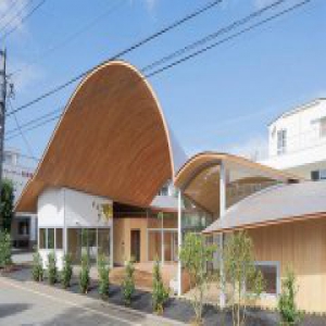 这个富士山下的小幼儿园，有一个自由的大屋顶