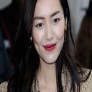 三分钟化妆术 刘雯演绎潮感爆棚极简眼妆