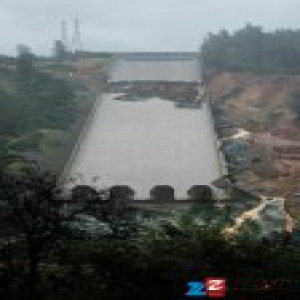 「这世界」极端天气出现，加州最高水坝出现缺口，20 万人大撤离