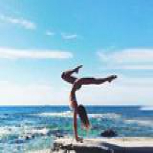 解锁健身新姿势 倒立你敢玩吗