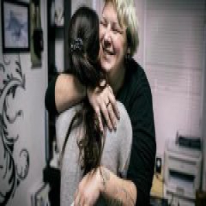 「这世界」俄罗斯有个文身师免费给家暴受害者文身，她说心太累了