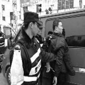 云南运钞员上路被查枪指警察 要求出示执法证