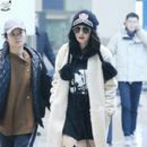 还在担心杨幂的发际线 人家靠这两件套时髦还遮丑