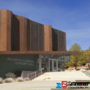 美国这所高中的音乐厅用金属和木材搭配，好看不贵