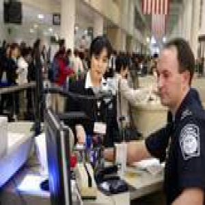 特朗普拟检查赴美中国人社交账号 美国海关：不强求