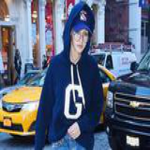 “发际线事件”后 杨幂一气买了4顶新棒球帽