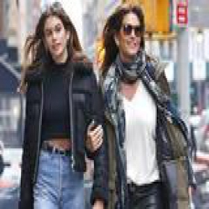 刘亦菲腿粗不能怪裤子 紧身裤也能拯救粗腿星人