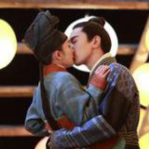 杨幂赵又廷拥吻 让夜华君逆袭的不止神评论还有侧颜杀