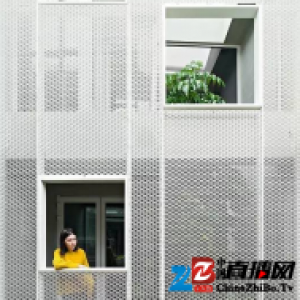 设计师砸穿50年老屋楼板引天光 爆改后家中有空中花园