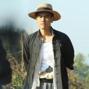 颜值衣品撑一切 彭于晏霍建华要为抗战神剧正名