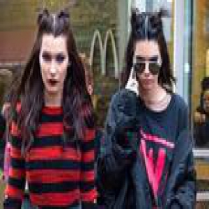 Kendall和Bella时装周现场吃麦当劳 还是那么瘦